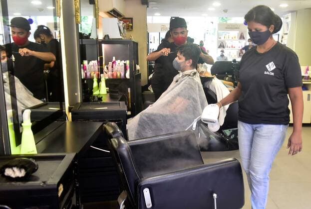 Coronavirus in Indien, landesweite Eindrücke MUMBAI, INDIA - JUNE 7: Customers having a hair cut after unlocking of COVID-19 lockdown began in a phased manner, at SP Salon, Lalbaug, on June 7, 2021 in Mumbai, India. (Photo by Anshuman Poyrekar Hindustan Times) Maharashtra Lifts Lockdown Restrictions