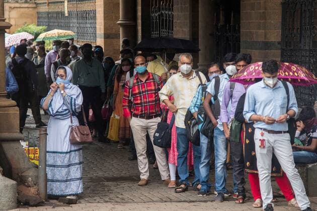 Coronavirus in Indien, landesweite Eindrücke MUMBAI, INDIA - JUNE 7: People wait to board a BEST bus outside CSMT station, after unlocking of COVID-19 lockdown begins, on June 7, 2021 in Mumbai, India. (Photo by Pratik Chorge Hindustan Times) Daily Life Amid Coronavirus Pandemic In India