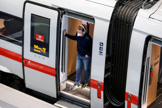Deutsche Bahn Berlin, 08.06.2021 - Ein Fahrgast mit FFP2 Maske steht am Berliner Bahnhof steht im Eingang eines ICE Zuges. Berlin Berlin Deutschland