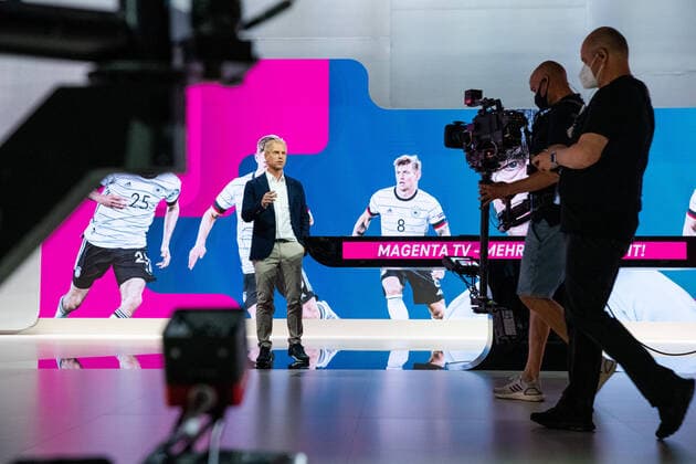 Bilder des Jahres 2021, Entertainment 06 Juni Entertainment Themen der Woche KW23 Jan Henkel Entertainment Bilder des Tages Eröffnung des EM Studios von magenta TV Presseevent, Eröffnung des EM Studios von magenta TV bei der PLAZAMEDIA GmbH in Ismaning bei München. München Bayern Deutschland *** Opening of the EM Studio of magenta TV Press Event, Opening of the EM Studio of magenta TV at PLAZAMEDIA GmbH in Ismaning near Munich Munich Bavaria Germany