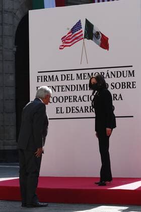 Mexico City (Mexico); 08 06 2021.- The president of Mexico, Andres Manuel Lopez Obrador (R), receives the vice president of the United States, Kamala Harrisen (L), at the National Palace, in Mexico City, Mexico, 08 June 2021. Harris arrived at the National Palace on Tuesday to meet Lopez Obrador, with whom she will address the migration crisis in the region. Harris arrives at the National Palace of Mexico to meet with López Obrador !ACHTUNG: NUR REDAKTIONELLE NUTZUNG!  Copyright: xMarioxGuzmanx MEX4173 20210608-637587715171188300