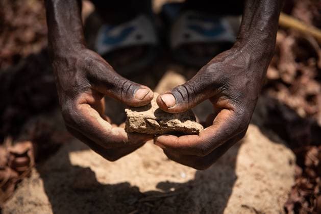Kassim Kone is a farmer in Kalifabougou in the Koulikoro region. On this land he cultivated nearly 9 ha of maize, he was successively victim of drought after sowing and of floods shortly after. He shows here how hard the land can be in times of drought. Soil erosion, on the other hand, facilitates flooding because the soil no longer absorbs rainwater. Kalifabougou is located about 50 km north of Bamako, the commune located in the circle of Kati was hit hard by floods in 2020.  NicolasxRemenex xLexPictorium LePictorium_0248798