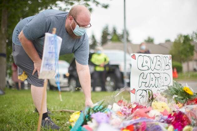 News Bilder des Tages June 8, 2021, London, Ontario, Canada: A man places flowers at the scene of a hate-motivated vehicle attack in London, Ont. on Tuesday, June 8, 2021, which left four members of a family dead and sent one to hospital on Sunday evening. London Canada  - ZUMAc35_ 20210608_zaf_c35_025 Copyright: xGeoffxRobinsx