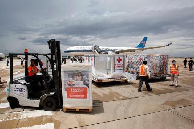 News Bilder des Tages (210608) -- PHNOM PENH, June 8, 2021 -- Photo taken on June 8, 2021 shows packages of Chinese COVID-19 vaccines arriving at the Phnom Penh International Airport in Phnom Penh, Cambodia. Cambodia s COVID-19 vaccination drive has received another boost after the country got a new batch of Chinese vaccines on Tuesday. Cambodian health ministry s secretary of state Yok Sambath said the new arrival included Sinopharm vaccine donated by the Chinese government and those purchased from Chinese biopharmaceutical firm Sinovac Biotech. (Photo by Xinhua) CAMBODIA-PHNOM PENH-CHINESE COVID-19 VACCINES-ARRIVAL Sovannara 