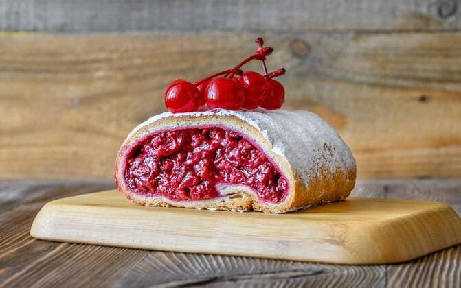  Cherry strudel on wooden background, 06.03.2020 16:44:32, Copyright: xAlex9500x Panthermedia28182534