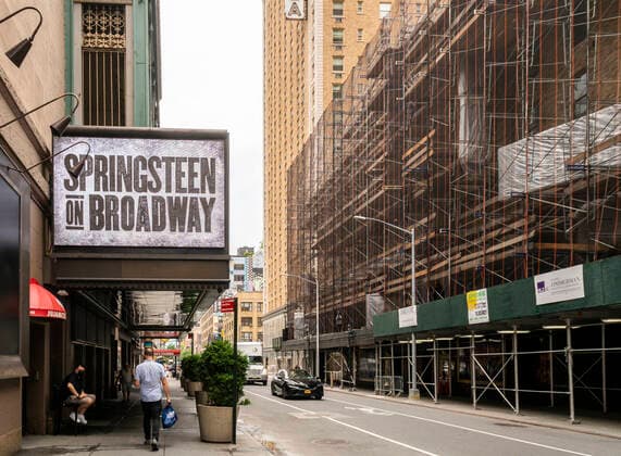 Entertainment Bilder des Tages Springsteen on Broadway tickets go on sale The marquee of the St. James Theatre off of Broadway in New York on Tuesday, June 8, 2021 is decorated for the upcoming Springsteen on Broadway . Tickets go on sale on June 10 and show is scheduled to open June 26 with audience members required to show proof of COVID-19 vaccination. The show will be the first Broadway production to open since the March 2020 shutdown. (  RichardxB.xLevine
