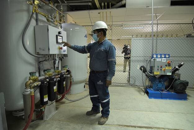 Technicians control the operation of the medicinal oxygen generating plant at the Hospital del Sur, inaugurated today in the Cochabamba region, Bolivia, 08 June 2021. The one million Chinese Sinopharm vaccines against covid-19 announced by the Bolivian authorities will arrive in the country on June 23, Health Minister Jeyson Auza announced on Tuesday, who attended the inauguration of an oxygen plant in one of the regions most affected by the third wave. EFE Jorge Abrego Bolivia expects the arrival of one million Chinese vaccines by June 23 !ACHTUNG: NUR REDAKTIONELLE NUTZUNG!  Copyright: xJorgexAbregox AME4249 20210608-637587922792079573