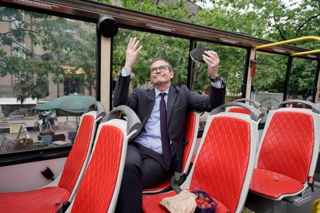 News Bilder des Tages Regierender Buergermeister von Berlin auf Besuch in Tempelhof-Schoeneberg Aktuell, 08.06.2021, Berlin, Michael Mueller Regierender Buergermeister von Berlin im Portrait im offenen Touristenbus bei seiner Bezirkstour durch Tempelhof-Schoeneberg Berlin Berlin Deutschland *** Governing Mayor of Berlin visiting Tempelhof Schoeneberg News, 08 06 2021, Berlin, Michael Mueller Governing Mayor of Berlin in portrait in open tourist bus during his district tour through Tempelhof Schoeneberg Berlin Berlin Germany