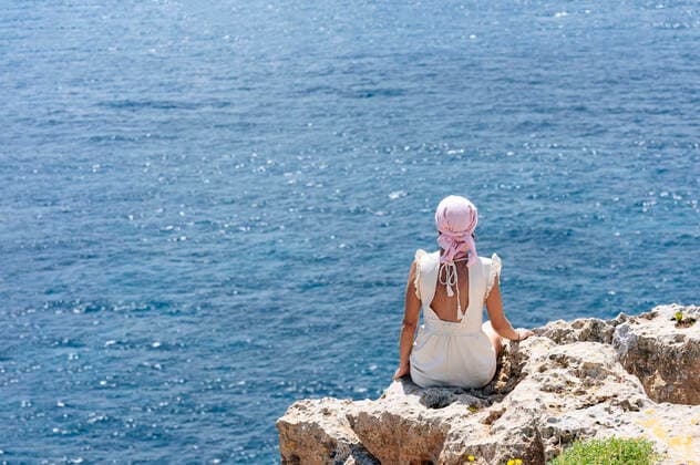 IMAGO Creative: Brustkrebsmonat Woman with pink headscarf, has cancer Formentera, IB, Spain CR_TAXT210608-759439-01 ,model released, Symbolfoto