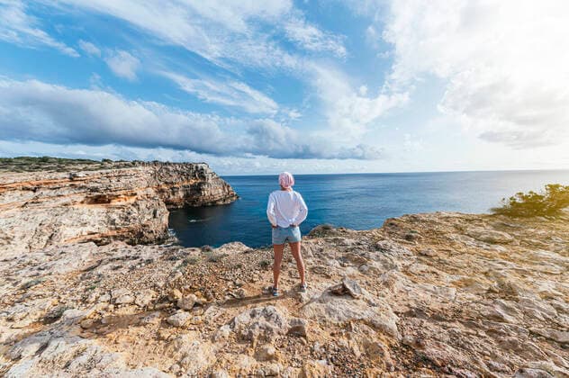IMAGO Creative: Brustkrebsmonat Woman with pink headscarf, has cancer Formentera, IB, Spain CR_TAXT210608-759447-01 ,model released, Symbolfoto