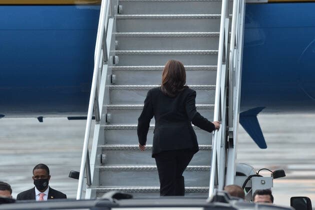 Kamala Harris Returns Washington D.C. After Working Visit To Mexico MEXICO CITY, MEXICO - JUNE 8: Vice President Kamala Harris, boards the presidential plane, from Benito Juarez International Airport, en route for Joint Base Andrews in Washington, DC. after her working visit of Guatemala and Mexico to speak with Latin American authorities about migratory policy on June 8, 2021 in Mexico City, Mexico. Copyright: xCarlosxTischlerx EYEPIXGROUP_CT_08062021_8577