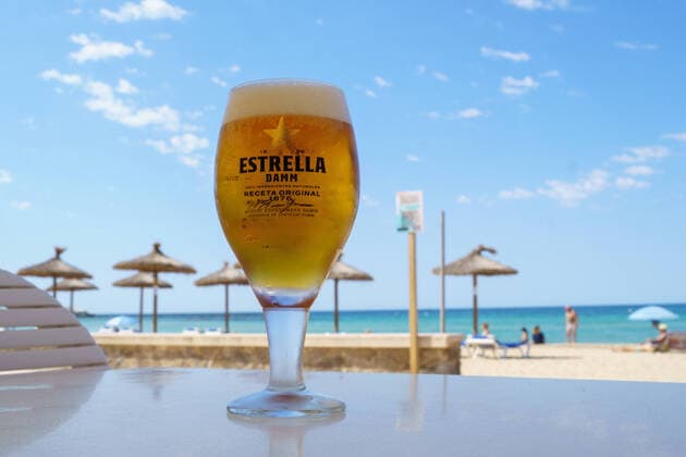 News Bilder des Tages Playa Ciudad Jardin auf Mallorca im zweiten Jahr der Corona-Pandemie Frühsommer 2021 - Estrella Damm ist ein spanisches Bier nach Pilsner Brauart und die wichtigste Marke der in Barcelona ansässigen Brauerei S.A. Damm.;Playa Ciudad Jardin auf Mallorca im zweiten Jahr der Corona-Pandemie Frühsommer 2021 - Estrella Damm ist ein spanisches Bier nach Pilsner Brauart und die wichtigste Marke der in Barcelona ansässigen Brauerei S.A. Damm., Mallorca Balearische Inseln Spanien Playa de Palma