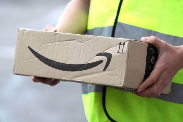 Winden Themenbild - Amazon, Paketzustellung, Paketanlieferung Amazon Prime, Prime, Logo Themenbild - Amazon, Paketzustellung, Paketanlieferung Amazon Prime, Prime, Logo Eine Person, Amazon Mitarbeiter, mit einer gelben Warnweste, hält ein Paket von Amazon Prime in der Hand das sich in Zustellung befindet Themenbild, Featurebild, Symbolbild *** Wind theme image Amazon, parcel delivery, parcel delivery Amazon Prime, Prime, logo theme image Amazon, parcel delivery, parcel delivery Amazon Prime, Prime, logo A person, Amazon employee, wearing a yellow high-visibility vest, holds a parcel from Amazon Prime in his hand that is in delivery theme image, feature image, symbol image Copyright: xFleigx xEibner-Pressefotox EP_dfg