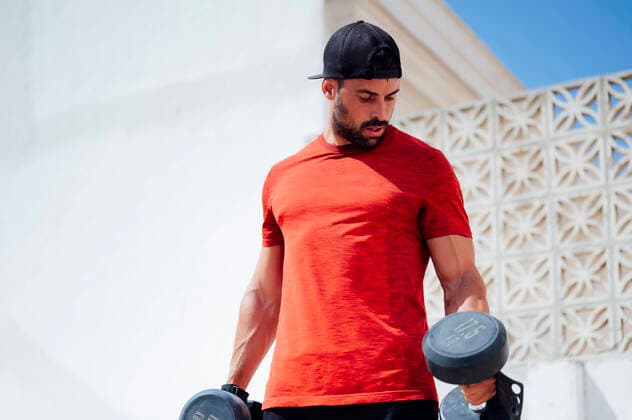 IMAGO Creative: Clickbait, Sport und Fitness Muscular young man lifting weights outside Tarifa, AN, Spain CR_MIPA210609-767982-01 ,model released, Symbolfoto