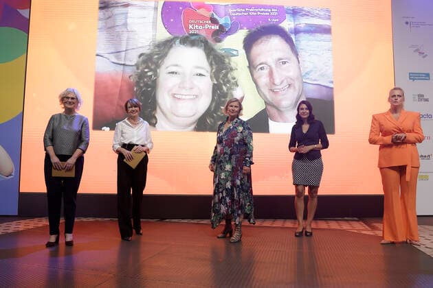 Verleihung des deutschen KITA Preis 2021 Aktuell, 09.06.2021, Berlin, Moderatorin Barbara Schoeneberger gemeinsam mit Bundesfamilienministerin Christine Lambrecht (SPD), Dr. Heike Kahl die Geschaeftsfuehrerin der Deutschen Kinder- und Jugendstiftung (DKJS), DKJS-Schirmherrin Elke Buedenbender, Dr. Miriam Saati Stellv. Abteilungsleiterin für Kinder- und Jugendpolitik im Bundesministerium für Familie, Senioren, Frauen und Jugend, bei der Verleihung des Deutschen KITA Preis 2021 Berlin Berlin Deutschland