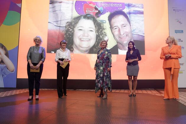 Verleihung des deutschen KITA Preis 2021 Aktuell, 09.06.2021, Berlin, Moderatorin Barbara Schoeneberger gemeinsam mit Bundesfamilienministerin Christine Lambrecht (SPD), Dr. Heike Kahl die Geschaeftsfuehrerin der Deutschen Kinder- und Jugendstiftung (DKJS), DKJS-Schirmherrin Elke Buedenbender, Dr. Miriam Saati Stellv. Abteilungsleiterin für Kinder- und Jugendpolitik im Bundesministerium für Familie, Senioren, Frauen und Jugend, bei der Verleihung des Deutschen KITA Preis 2021 Berlin Berlin Deutschland