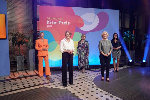 Verleihung des deutschen KITA Preis 2021 Aktuell, 09.06.2021, Berlin, Moderatorin Barbara Schoeneberger gemeinsam mit Bundesfamilienministerin Christine Lambrecht (SPD), Dr. Heike Kahl die Geschaeftsfuehrerin der Deutschen Kinder- und Jugendstiftung (DKJS), DKJS-Schirmherrin Elke Buedenbender, Dr. Miriam Saati Stellv. Abteilungsleiterin für Kinder- und Jugendpolitik im Bundesministerium für Familie, Senioren, Frauen und Jugend, bei der Verleihung des Deutschen KITA Preis 2021 Berlin Berlin Deutschland