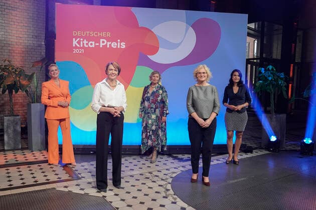 Verleihung des deutschen KITA Preis 2021 Aktuell, 09.06.2021, Berlin, Moderatorin Barbara Schoeneberger gemeinsam mit Bundesfamilienministerin Christine Lambrecht (SPD), Dr. Heike Kahl die Geschaeftsfuehrerin der Deutschen Kinder- und Jugendstiftung (DKJS), DKJS-Schirmherrin Elke Buedenbender, Dr. Miriam Saati Stellv. Abteilungsleiterin für Kinder- und Jugendpolitik im Bundesministerium für Familie, Senioren, Frauen und Jugend, bei der Verleihung des Deutschen KITA Preis 2021 Berlin Berlin Deutschland