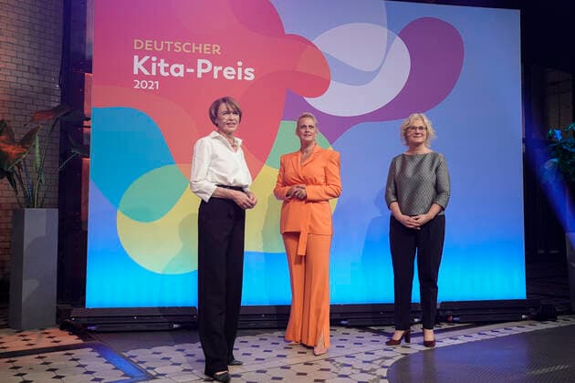 Verleihung des deutschen KITA Preis 2021 Aktuell, 09.06.2021, Berlin, Moderatorin Barbara Schoeneberger gemeinsam mit Bundesfamilienministerin Christine Lambrecht (SPD), Dr. Heike Kahl die Geschaeftsfuehrerin der Deutschen Kinder- und Jugendstiftung (DKJS), DKJS-Schirmherrin Elke Buedenbender, Dr. Miriam Saati Stellv. Abteilungsleiterin für Kinder- und Jugendpolitik im Bundesministerium für Familie, Senioren, Frauen und Jugend, bei der Verleihung des Deutschen KITA Preis 2021 Berlin Berlin Deutschland