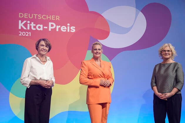 Bilder des Jahres 2021, News 06 Juni News Themen der Woche KW23 News Bilder des Tages Verleihung des deutschen KITA Preis 2021 Aktuell, 09.06.2021, Berlin, Moderatorin Barbara Schoeneberger gemeinsam mit Bundesfamilienministerin Christine Lambrecht (SPD), DKJS-Schirmherrin Elke Buedenbender bei der Verleihung des Deutschen KITA Preis 2021 Berlin Berlin Deutschland *** Presentation of the German KITA Award 2021 Current, 09 06 2021, Berlin, Moderator Barbara Schoeneberger together with Federal Minister for Family Affairs Christine Lambrecht SPD , DKJS Patron Elke Buedenbender at the presentation of the German KITA Award 2021 Berlin Berlin Germany
