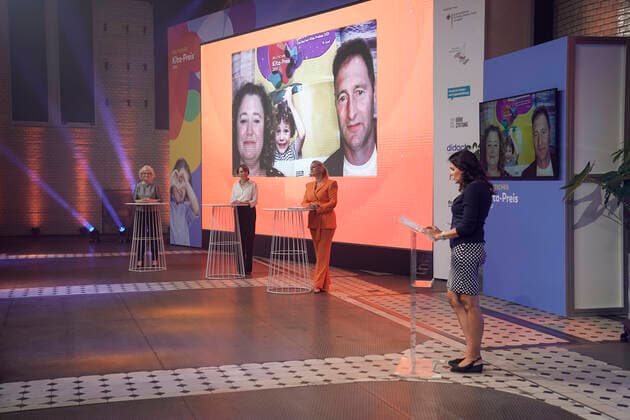 Verleihung des deutschen KITA Preis 2021 Aktuell, 09.06.2021, Berlin, Moderatorin Barbara Schoeneberger gemeinsam mit Bundesfamilienministerin Christine Lambrecht (SPD), DKJS-Schirmherrin Elke Buedenbender gemeinsam mit der Laudatorin Dr. Miriam Saati Stellv. Abteilungsleiterin für Kinder- und Jugendpolitik im Bundesministerium für Familie, Senioren, Frauen und Jugend bei der Verleihung des Deutschen KITA Preis 2021 Berlin Berlin Deutschland