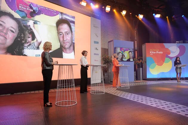 Verleihung des deutschen KITA Preis 2021 Aktuell, 09.06.2021, Berlin, Moderatorin Barbara Schoeneberger gemeinsam mit Bundesfamilienministerin Christine Lambrecht (SPD), DKJS-Schirmherrin Elke Buedenbender gemeinsam mit der Laudatorin Dr. Miriam Saati Stellv. Abteilungsleiterin für Kinder- und Jugendpolitik im Bundesministerium für Familie, Senioren, Frauen und Jugend bei der Verleihung des Deutschen KITA Preis 2021 Berlin Berlin Deutschland