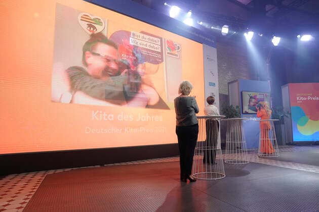 Verleihung des deutschen KITA Preis 2021 Aktuell, 09.06.2021, Berlin, Moderatorin Barbara Schoeneberger gemeinsam mit Bundesfamilienministerin Christine Lambrecht (SPD), DKJS-Schirmherrin Elke Buedenbender bei der Bekanntgabe der Sieger Villa Sonnenschein in Oranienbaum-Woerlitz in Sachsen-Anhalt die Preistraeger des Deutschen KITA Preis 2021 bei der Verleihung des Deutschen KITA Preis 2021 Berlin Berlin Deutschland