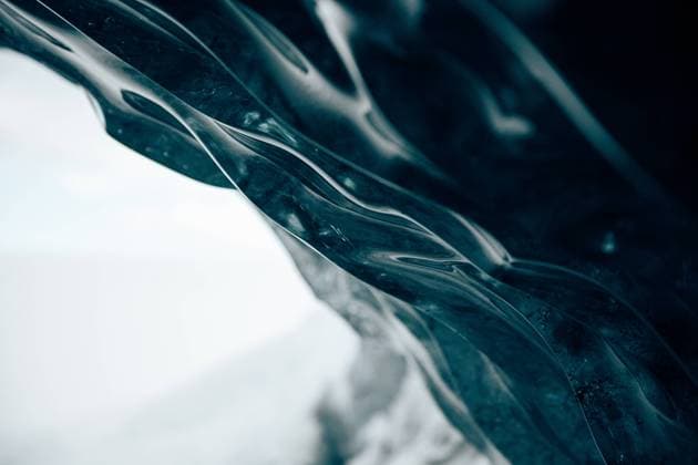 IMAGO Creative: Kraft des Wassers Closeup of glowing transparent blue water sea wave in the ocean in Iceland Copyright: xEkaitzxGeriquex Model Released