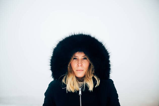 IMAGO Creative: Wintersport, Mode Blond cute female in warm hooded outerwear looking at camera against gray sky in countryside on winter day in Iceland, Model released Copyright: xEkaitzxGeriquex MR