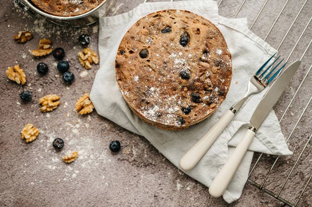 IMAGO Creative: Clickbait, Rezepte und Kochen From above Homemade bread with walnuts and blueberries Copyright: xJuanxGarciax Model Released