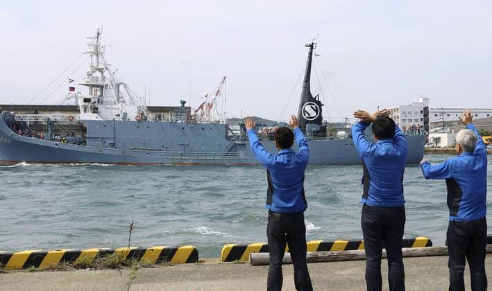 Bilder des Jahres 2021, News 06 Juni News Themen der Woche KW23 Japan s commercial whaling ship departs Officials send off the Japanese commercial whaling ship Yushin Maru No. 3 at Shimonoseki Port in Yamaguchi Prefecture, western Japan, on June 10, 2021. Japan entered its third season of commercial whaling since the end of a 31-year hiatus in 2019. 