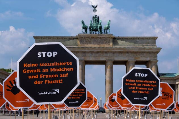 Bilder des Jahres 2021, News 06 Juni News Themen der Woche KW23 News Bilder des Tages Mit einer Protestaktion am Brandenburger Tor in Berlin hat die Kinderhilfsorganisation World Vision auf sexuelle Gewalt gegenueber Fluechtlingskindern aufmerksam gemacht (Foto vom 10.06.2021). Gezeigt wurden dabei am Donnerstag etwa Stoppschilder, auf denen ein kleiner Teddy das Recht auf Kindheit symbolisierte. Ausserdem sensibilisierten eine Tanz-Performance und Musik fuer das Thema. Sexualisierte Gewalt sei eines der am wenigsten dokumentierten Verbrechen gegen Kinder, die in Konfliktgebieten aufwachsen oder auf der Flucht sind, erklaerte Word Vision. (Siehe epd-Meldung vom 10.06.2021) Aktion von World Vision gegen sexuelle Gewalt an Kindern *** With a protest action at the Brandenburg Gate in Berlin, the childrens aid organization World Copyright: epd-bild RolfxZoellner EDITORIAL USE ONLY