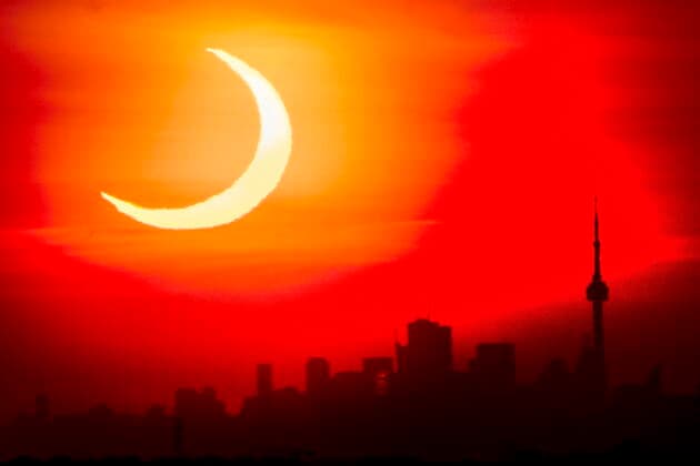 Bilder des Jahres 2021, News 06 Juni News Themen der Woche KW23 News Bilder des Tages June 10, 2021, Toronto, on, Canada: An annular solar eclipse rises over the skyline of Toronto on Thursday. Toronto Canada  - ZUMAc35_ 20210610_zaf_c35_004 Copyright: xFrankxGunnx