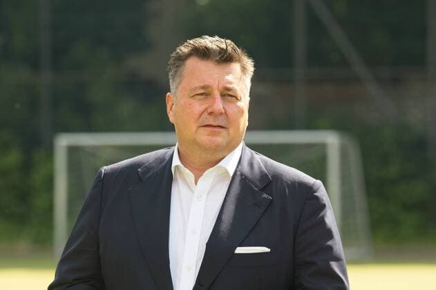 Berlin GER, Berlin, Fussball, 09.06.21, Uebergabe einer Petition der Amateur Sportler an Andreas Geisel - Senator Inneres und Sport, An Andreas Geisel - Senator Inneres und Sport, erfolgte die symbolische Uebergabe der knapp 100.000 Unterschriften - Draussen muss drin sein - fuer die Wiederzulassung des Freiluftsports fordert - auf dem Sportplatz des SC Berliner Amateure durch Vertreter*innen von DFB, DOSB, Berliner Fußball-Verband, Landessportbund Berlin, 09.06.21, *** Berlin GER, Berlin, Football, 09 06 21, Uebergabe einer Petition der Amateur Sportler an Andreas Geisel Senator Inneres und Sport, An Andreas Geisel Senator Inneres und Sport, erfolgte die symbolische Übergabe der knapp 100 000 Unterschriften Draussen muss drin sein fuer di Copyright: xUwexKoch Eibner-Pressefotox EP_UKH