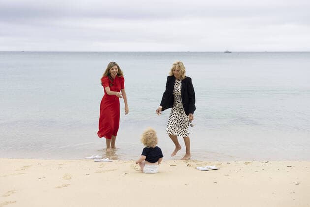 Bilder des Jahres 2021, Entertainment 06 Juni Entertainment Themen der Woche KW23 Entertainment Bilder des Tages Carrie Johnson, the wife of Prime Minister Boris Johnson, speaks with First Lady of the United States Dr. Jill Biden as Wilfred Johnson sits on the beach during the G7 Leaders Summit in Carbis Bay, Cornwall, United Kingdom, on June 10, 2021.  WAX2021061004 SIMONxDAWSON