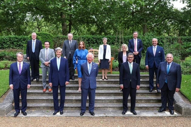 Bilder des Jahres 2021, News 06 Juni News Themen der Woche KW23 . 10 06 2021. London, United Kingdom.CEO of Bank of America, Brian Moynihan, CEO of HSBC, Noel Paul Quinn, CEO of AstraZeneca, Pascal Claude Roland Soriot, Secretary John Kerry, Marc-Andre Blanchard, Stella McCartney, Prince Charles, Prince of Wales, guest, Chief Executive of Royal Bank of Scotland, Alison Rose, President of the 26th United Nations Climate Change Conference, Rt Hon Alok Sharma, CEO of Heathrow Airport, John Holland-Kaye, CEO of EY, Carmine Di Sibio, and CEO of State Street, Ronald P. O Hanley pose for a group photograph at the announcement of the Terra Carta Transition Coalitions at St.James Palace in London.  xPoolx xi-Imagesx IIM-22262-0014