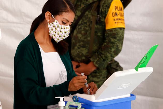 Pfizer Covid-19 Vaccination Campaign For Citizens Of 40 to 49 MEXICO CITY, MEXICO - JUNE 10: A nurse prepares a Pfizer BioNTech dose, before vaccinate a person during mass vaccination campaign for people of 40 to 49 years old to immunize against Covid-19 disease at Campo Marte on June 10, 2021 in Mexico City, Mexico. Copyright: xLuisxBarronx EYEPIXGROUP_LB_09062021_8699