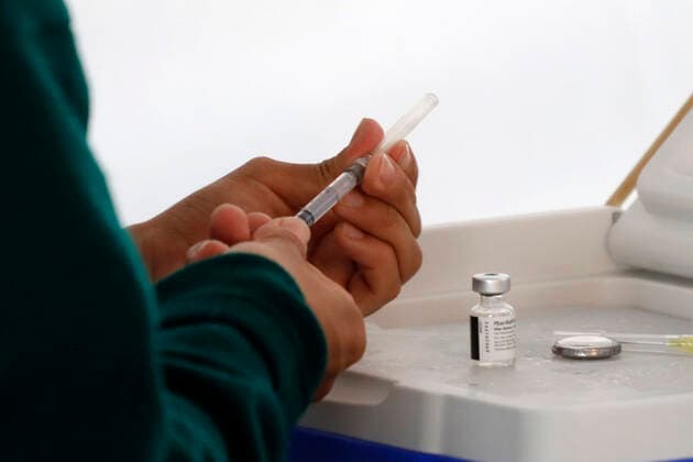 Pfizer Covid-19 Vaccination Campaign For Citizens Of 40 to 49 MEXICO CITY, MEXICO - JUNE 10: A nurse prepares a Pfizer BioNTech dose, before vaccinate a person during mass vaccination campaign for people of 40 to 49 years old to immunize against Covid-19 disease at Campo Marte on June 10, 2021 in Mexico City, Mexico. Copyright: xLuisxBarronx EYEPIXGROUP_LB_09062021_8695