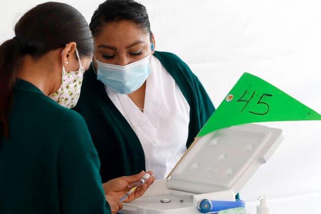 Pfizer Covid-19 Vaccination Campaign In Mexico A nurse prepares a Pfizer BioNTech dose, before vaccinate a person during mass vaccination campaign for people of 40 to 49 years old to immunize against Covid-19 disease at Campo Marte on June 10, 2021 in Mexico City, Mexico. Mexico City Mexico group-pfizerco210609_npz5Q  Copyright: xEyepixx