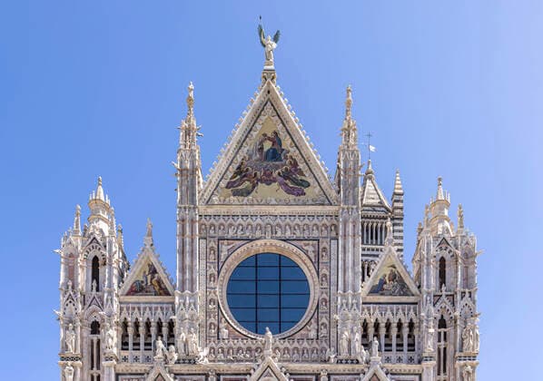 Dom von Siena (italienisch Cattedrale Metropolitana di Santa Maria Assunta). Das mit charakteristischem dunkelgrünem und weißem Marmor verblendete Ziegelstein-Bauwerk ist eines der bedeutendsten Beispiele der gotischen Architektur in Italien. Siena ist Hauptstadt der Provinz Siena und gilt als eine der schönsten Städte der Toskana und Italiens. 25.05.2021: ITA, Italien, Provinz Siena, Siena. *** Cathedral of Siena Italian Cattedrale Metropolitana di Santa Maria Assunta The brick building faced with characteristic dark green and white marble is one of the most important examples of Gothic architecture in Italy Siena is the capital of the province of Siena and is considered one of the most beautiful cities in Tuscany and Italy 25
