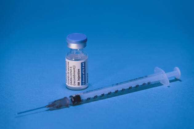 Kaprun THEMENBILD - Ampulle des Johnson & Johnson JNJ-78436735 COVID-19 Impfstoffes mit einer Spritze, aufgenommen am 08. Juni, Österreich Vial of Johnson & Johnson JNJ-78436735 COVID-19 vaccine with an syringe, Austria on 2021 06 08.