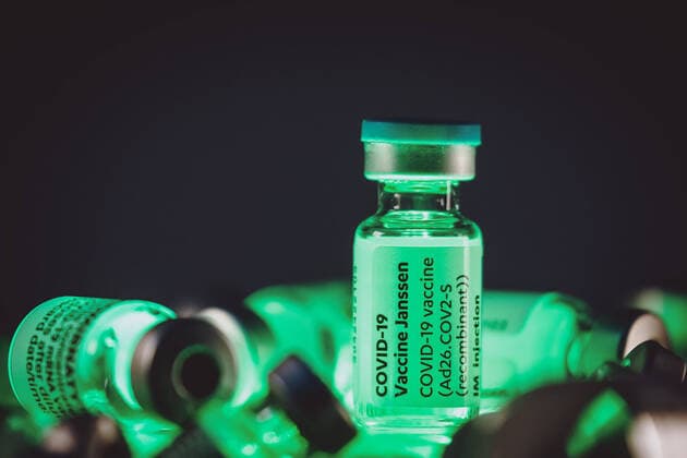 Kaprun THEMENBILD - Ampulle des Johnson & Johnson JNJ-78436735 COVID-19 Impfstoffes und andere Coronavirus Impfstoff Ampullen, aufgenommen am 08. Juni, Österreich Vial of Johnson & Johnson JNJ-78436735 COVID-19 vaccine and other coronavirus vaccine vials, Austria on 2021 06 08.