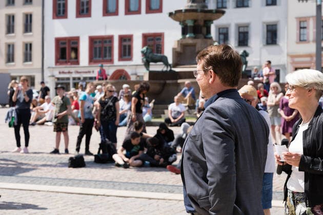 Mittelsächsischen Philharmonie - Kleines Konzert am Obermarkt Freiberg - Von London bis Seoul mit Elias Han und Niki Liogka - 11.06.2021 Sven Krüger - Bürgermeister Stadt Freiberg und Hanne Tautorus - Dramaturgin vor dem Publikum am Obermarkt