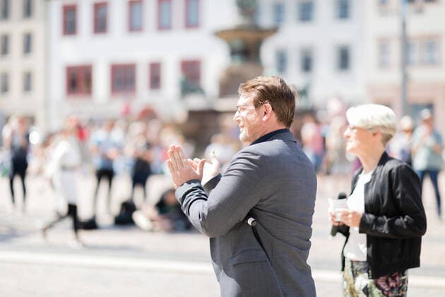 Mittelsächsischen Philharmonie - Kleines Konzert am Obermarkt Freiberg - Von London bis Seoul mit Elias Han und Niki Liogka - 11.06.2021 Sven Krüger - Bürgermeister Stadt Freiberg und Hanne Tautorus - Dramaturgin