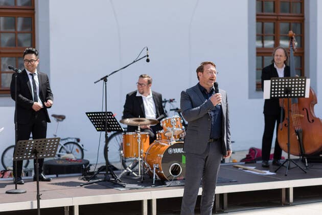 Mittelsächsischen Philharmonie - Kleines Konzert am Obermarkt Freiberg - Von London bis Seoul mit Elias Han und Niki Liogka - 11.06.2021 Sven Krüger - Bürgermeister Stadt Freiberg eröffnet das Konzert