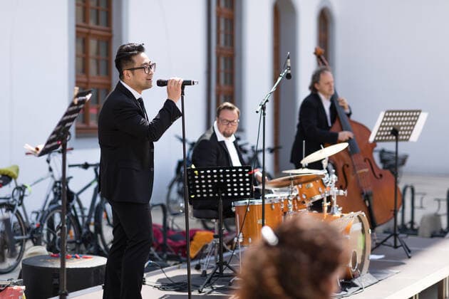 Mittelsächsischen Philharmonie - Kleines Konzert am Obermarkt Freiberg - Von London bis Seoul mit Elias Han und Niki Liogka - 11.06.2021 Elias Han - Bariton, Michael Winkler - Schlagzeug, Matthias Würthner - Kontrabass