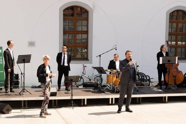 Mittelsächsischen Philharmonie - Kleines Konzert am Obermarkt Freiberg - Von London bis Seoul mit Elias Han und Niki Liogka - 11.06.2021 Hanne Tautorus - Dramaturgin und Sven Krüger - Bürgermeister eröffnen das Konzert