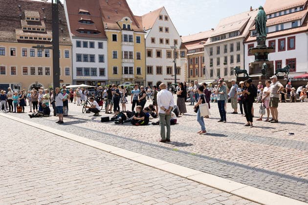 Mittelsächsischen Philharmonie - Kleines Konzert am Obermarkt Freiberg - Von London bis Seoul mit Elias Han und Niki Liogka - 11.06.2021 Publikum auf dem Obermarkt