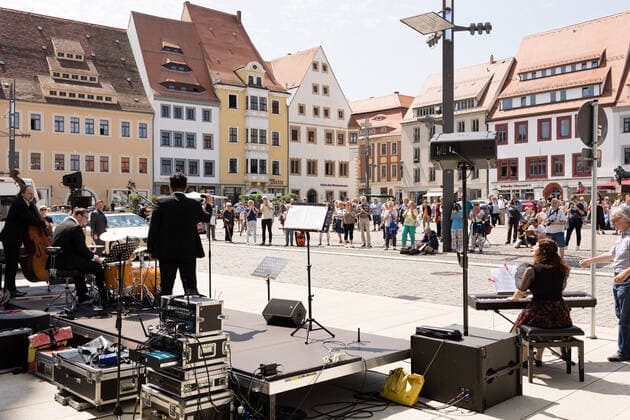 Mittelsächsischen Philharmonie - Kleines Konzert am Obermarkt Freiberg - Von London bis Seoul mit Elias Han und Niki Liogka - 11.06.2021 Das Ensemble und Publikum auf dem Obermarkt