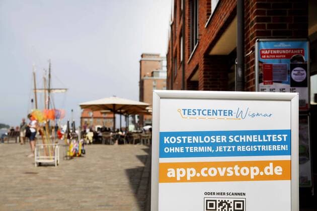 Mecklenburg-Vorpommern, Wismar. Corona Testzentrum im Hafen.
